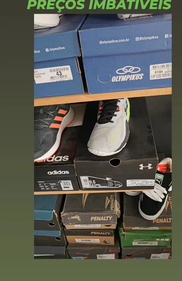 Caixas de Olympikus, Adidas, Under Armour e Penalty empilhadas na estante da loja