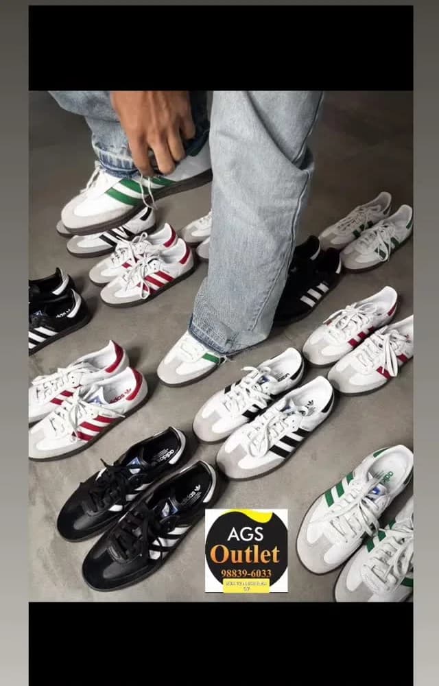 Vários Adidas Samba no chão, em branco, preto e verde, e um par calçado com calça jeans